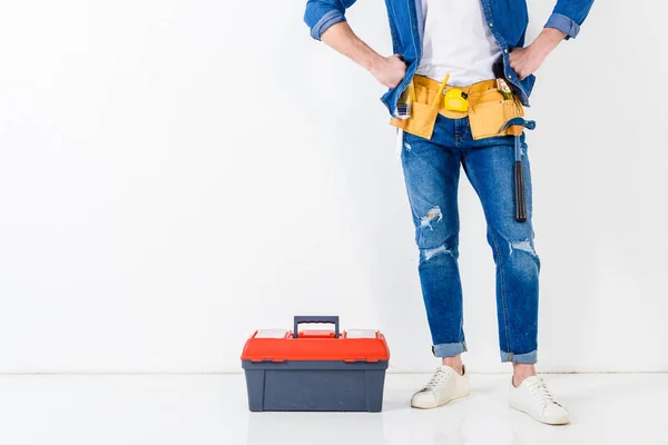 Abgeschnittenes Bild eines Arbeiters, der in der Nähe eines Werkzeugkastens steht — Stockfoto