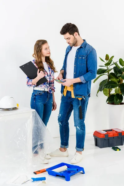 Couple choisissant la palette pour peindre les murs — Photo de stock