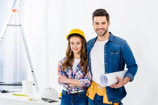 Happy couple hugging and looking at camera — Stock Photo