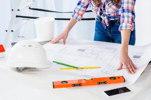 Abgeschnittenes Bild des Architekten mit Blaupause auf dem Tisch — Stockfoto