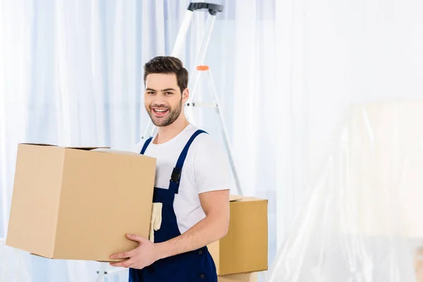 Sorrindo relocação serviço trabalhador segurando caixa — Fotografia de Stock