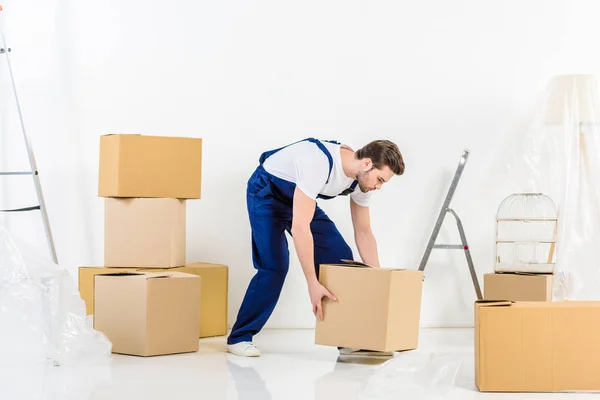 Reubicación servicio trabajador tomando caja - foto de stock