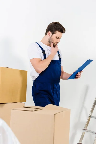 Lavoratore premuroso servizio di trasferimento guardando appunti — Foto stock