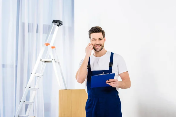 Homme parlant par smartphone et regardant la caméra — Photo de stock