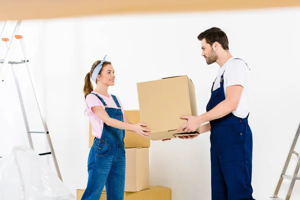 Relocation service worker giving box to girl — Stock Photo