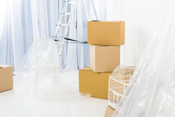 Caixas e escada após a mudança para novo apartamento — Fotografia de Stock