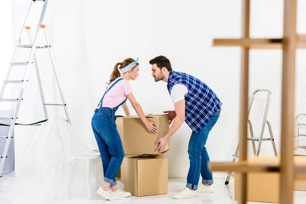 Boyfriend and girlfriend taking box and looking at each other — Stock Photo
