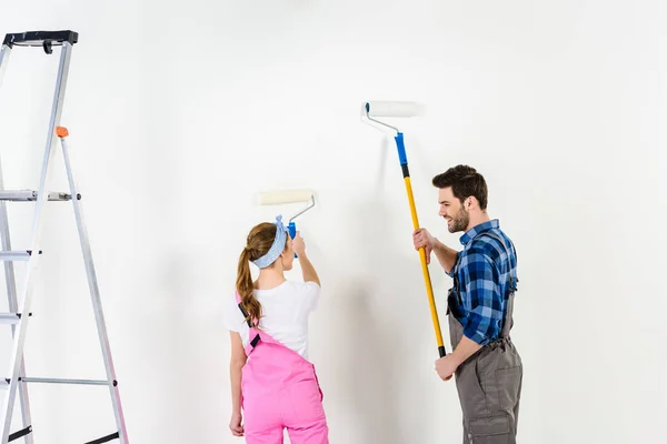 Freund und Freundin streichen Wand mit weißer Farbe — Stockfoto