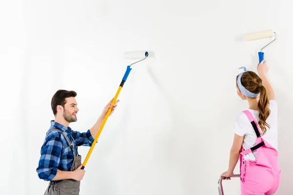 Novio y novia pintura pared con pintura blanca - foto de stock