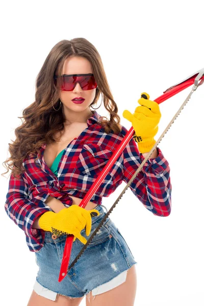 Brunette fille en lunettes posant avec la scie à arc, isolé sur blanc — Photo de stock