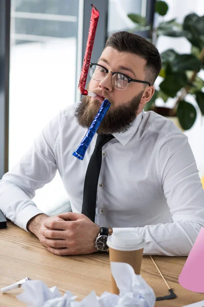 Porträt eines Geschäftsmannes mit Parteidekoration am Arbeitsplatz im Büro — Stockfoto