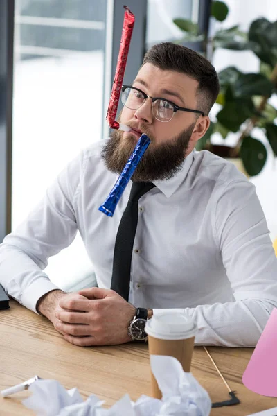 Ritratto di uomo d'affari con decorazione di partito seduto sul posto di lavoro in ufficio — Foto stock