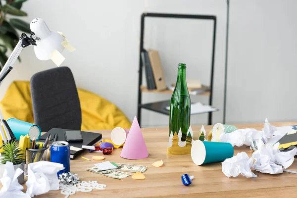 Vista de perto das decorações do partido e dólares no local de trabalho no escritório — Fotografia de Stock