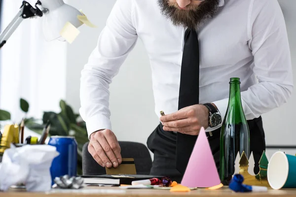 Visión parcial del empresario que toma drogas en el lugar de trabajo en el cargo - foto de stock