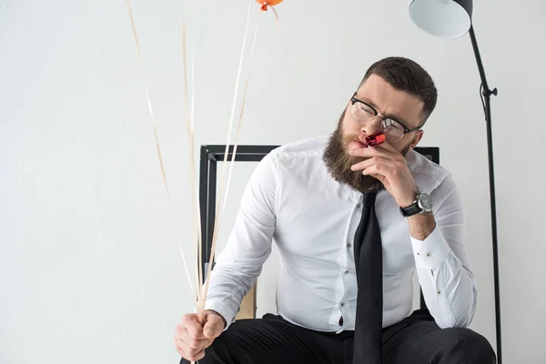 Retrato de hombre de negocios en ropa formal con decoración de fiesta - foto de stock