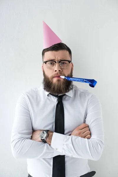 Retrato de hombre de negocios con cono de fiesta en la cabeza aislado en gris - foto de stock