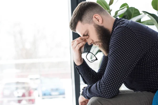 Vista laterale dell'uomo stanco con gli occhiali — Foto stock