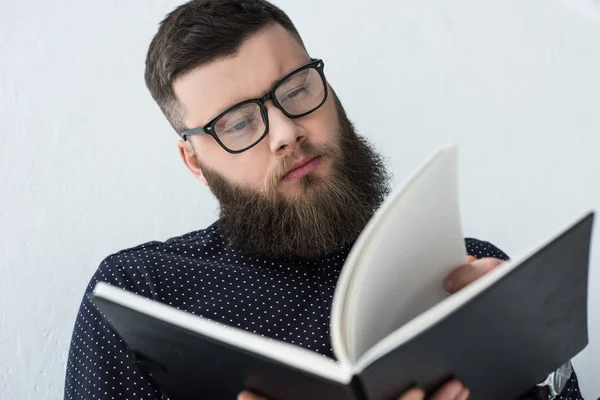 Retrato de empresário focado em óculos de leitura caderno — Fotografia de Stock