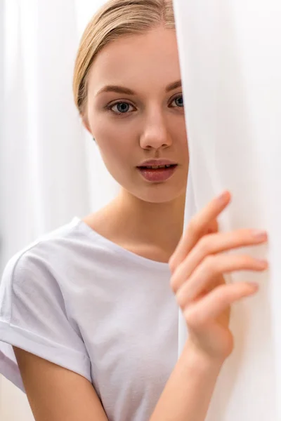 Portrait en gros plan de la femme sensuelle derrière un tissu blanc — Photo de stock