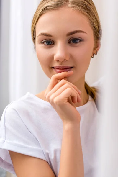 Gros plan portrait d'une jeune femme séduisante — Photo de stock