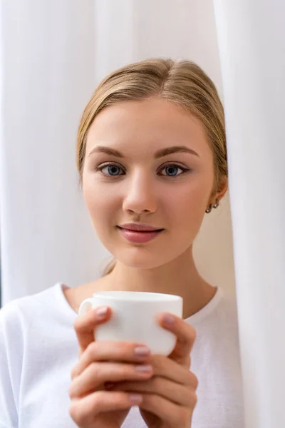 Belle jeune femme avec tasse de café — Photo de stock