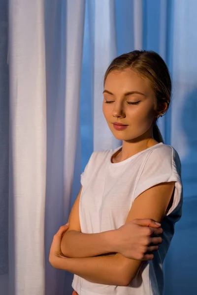 Sensual joven mujer contra cortinas blancas - foto de stock