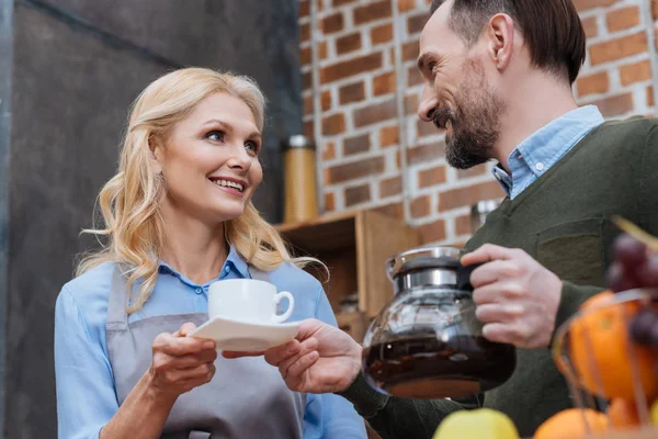 Marido propondo café à esposa na cozinha — Fotografia de Stock