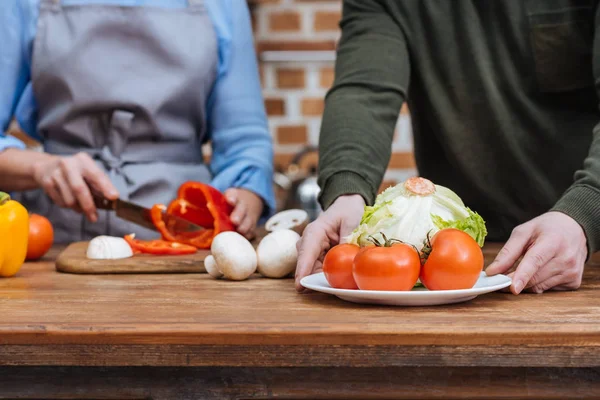 Cropped image of couple preparing vegetables — Stock Photo