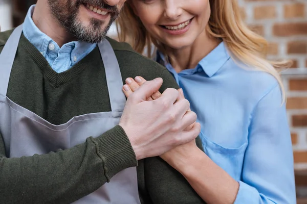 Imagem cortada de marido sorridente e esposa de mãos dadas — Fotografia de Stock