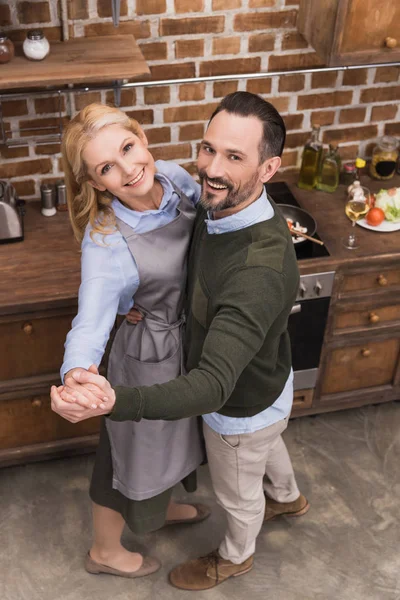 Vista aérea da esposa feliz e marido dançando na cozinha — Fotografia de Stock