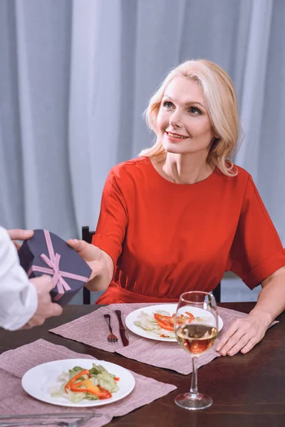 Imagen recortada de marido presentando regalo a la esposa, San Valentín concepto de día - foto de stock