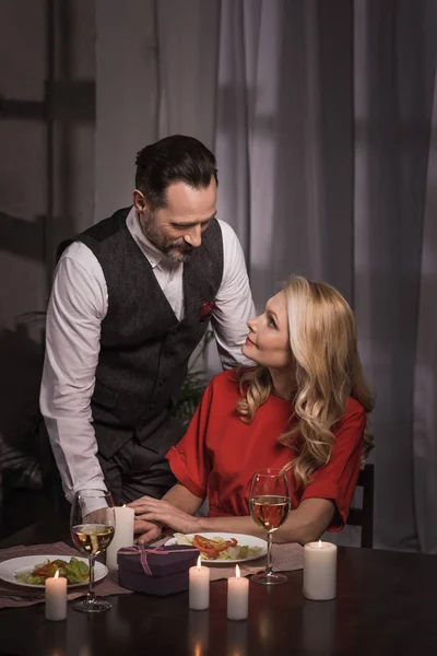 Mann und Frau schauen sich bei romantischem Date an — Stockfoto