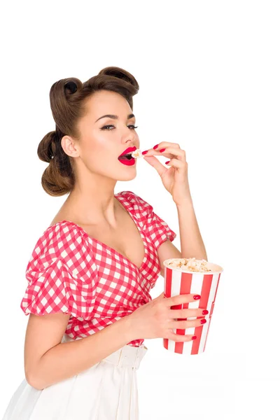 Портрет стильної молодої жінки, що їсть попкорн ізольовано на білому — стокове фото