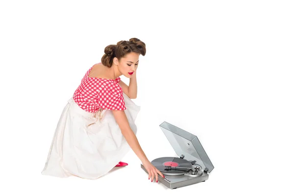 Frau in Pin-up-Kleidung hört Phonograph isoliert auf weiß — Stockfoto