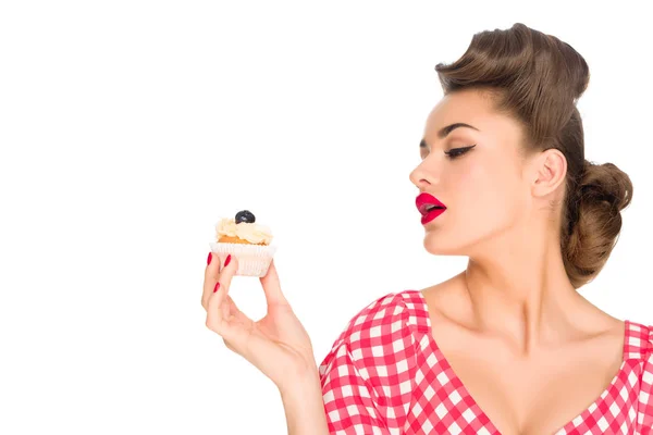 Retrato de mujer hermosa en pin up ropa con cupcake aislado en blanco - foto de stock