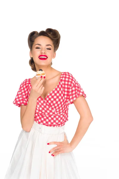 Hermosa mujer sonriente en pin up ropa con cupcake aislado en blanco - foto de stock
