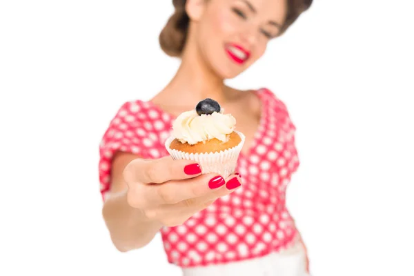 Foco seletivo da mulher em pin up roupas mostrando cupcake isolado no branco — Fotografia de Stock