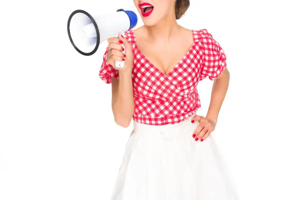 Обрізаний знімок модної жінки в одязі стильного стилю з гучномовцем ізольовані на білому — стокове фото