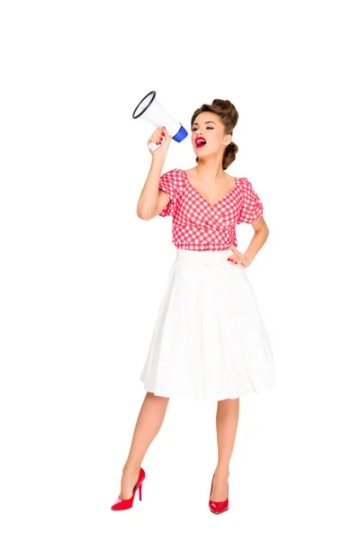 Mujer joven de moda en ropa de estilo pin up con altavoz aislado en blanco - foto de stock