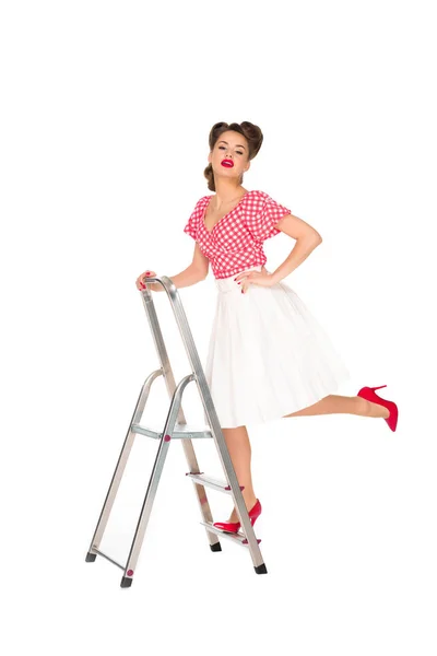 Pin-up mujer de pie en la escalera aislada en blanco - foto de stock