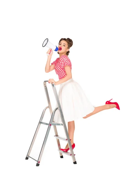 Pin up femme avec haut-parleur debout sur l'échelle isolé sur blanc — Photo de stock