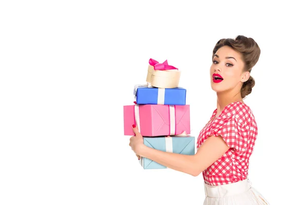 Vista lateral de hermosa mujer en ropa retro sosteniendo regalos envueltos aislados en blanco — Stock Photo