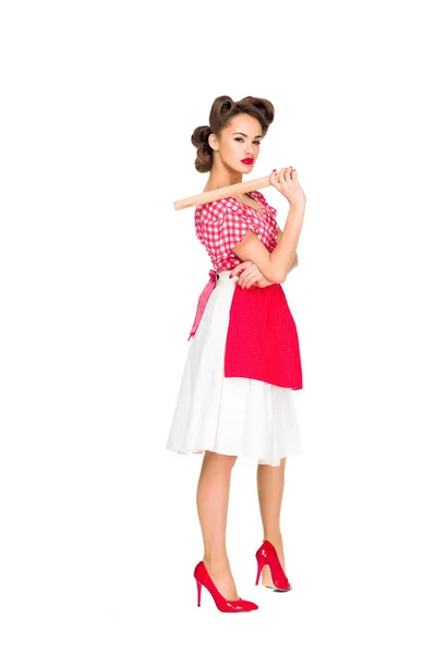 Femme élégante dans des vêtements rétro et tablier avec rouleau à pâtisserie isolé sur blanc — Photo de stock
