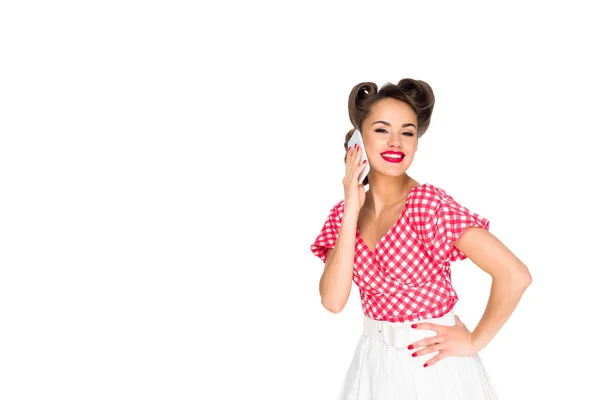 Retrato de la mujer sonriente pin up hablando en el teléfono inteligente aislado en blanco - foto de stock