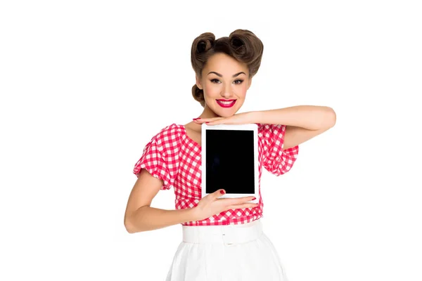 Портрет усміхненої жінки в одязі, що показує планшет ізольовано на білому — стокове фото