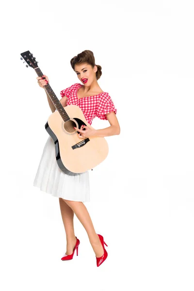 Jolie jeune femme en vêtements rétro avec guitare isolée sur blanc — Photo de stock