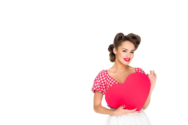 Portrait de belle femme avec coeur en papier rouge isolé sur blanc — Photo de stock