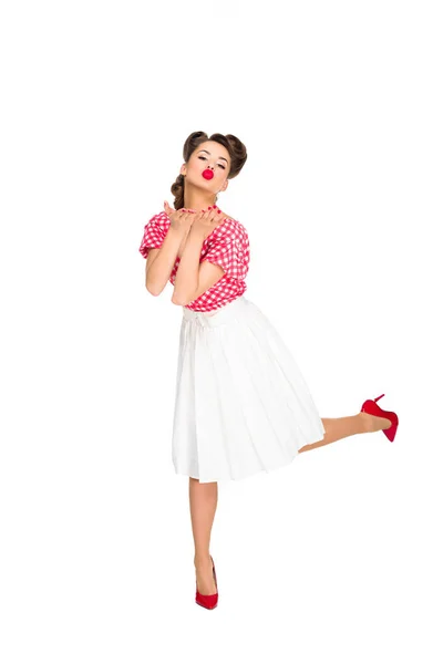 Bela jovem mulher em estilo retro roupa soprando beijo isolado no branco — Fotografia de Stock