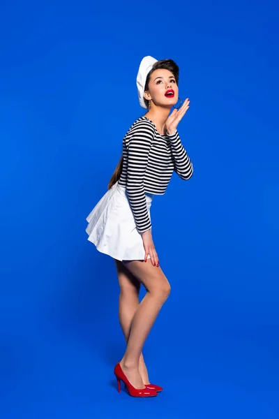 Bela jovem mulher na camisa marinheiro isolado pn azul — Fotografia de Stock