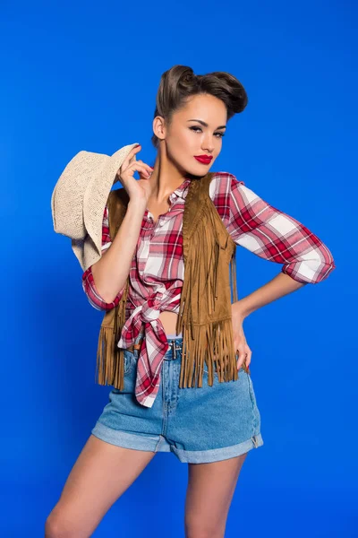 Portrait de belle femme élégante avec chapeau de cow-boy posant isolé sur bleu — Photo de stock